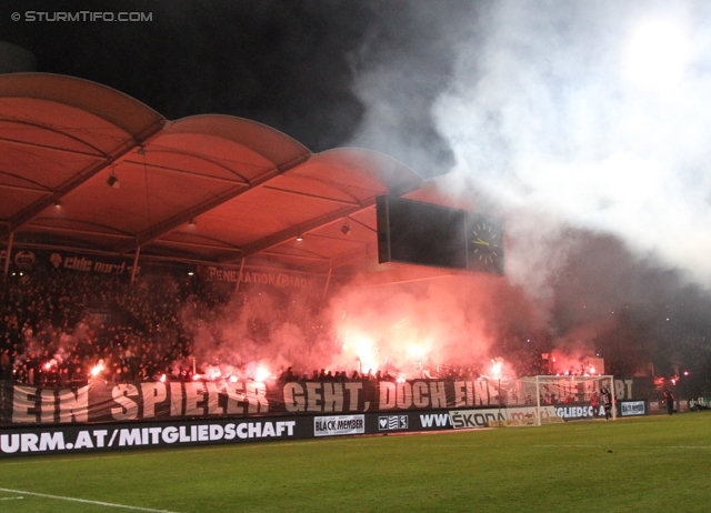 Sturm Graz - Wr. Neustadt
Oesterreichische Fussball Bundesliga, 18. Runde, SK Sturm Graz - SC Wiener Neustadt, Stadion Liebenau Graz, 01.12.2012. 

Foto zeigt Fans von Sturm
Schlüsselwörter: pyrotechnik