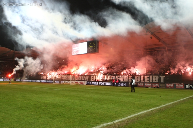 Sturm Graz - Wr. Neustadt
Oesterreichische Fussball Bundesliga, 18. Runde, SK Sturm Graz - SC Wiener Neustadt, Stadion Liebenau Graz, 01.12.2012. 

Foto zeigt Fans von Sturm
Schlüsselwörter: pyrotechnik