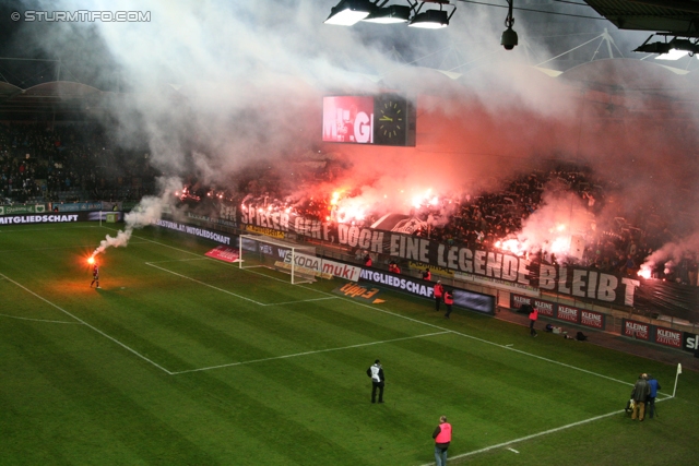 Sturm Graz - Wr. Neustadt
Oesterreichische Fussball Bundesliga, 18. Runde, SK Sturm Graz - SC Wiener Neustadt, Stadion Liebenau Graz, 01.12.2012. 

Foto zeigt Mario Haas (Sturm) und Fans von Sturm
Schlüsselwörter: pyrotechnik