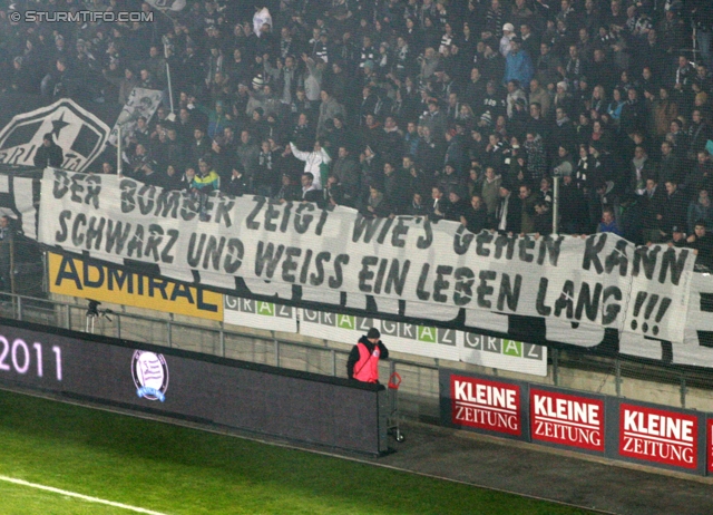 Sturm Graz - Wr. Neustadt
Oesterreichische Fussball Bundesliga, 18. Runde, SK Sturm Graz - SC Wiener Neustadt, Stadion Liebenau Graz, 01.12.2012. 

Foto zeigt Fans von Sturm mit einem Spruchband
