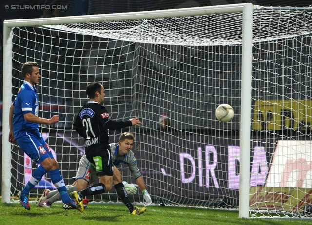 Sturm Graz - Wr. Neustadt
Oesterreichische Fussball Bundesliga, 18. Runde, SK Sturm Graz - SC Wiener Neustadt, Stadion Liebenau Graz, 01.12.2012. 

Foto zeigt Leonhard Kaufmann (Sturm) und Joerg Siebenhandl (Wr. Neustadt)
Schlüsselwörter: tor