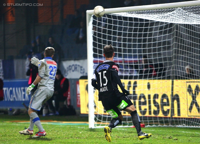 Sturm Graz - Wr. Neustadt
Oesterreichische Fussball Bundesliga, 18. Runde, SK Sturm Graz - SC Wiener Neustadt, Stadion Liebenau Graz, 01.12.2012. 

Foto zeigt Joerg Siebenhandl (Wr. Neustadt) und Michael Madl (Sturm)
Schlüsselwörter: tor