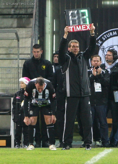 Sturm Graz - Wr. Neustadt
Oesterreichische Fussball Bundesliga, 18. Runde, SK Sturm Graz - SC Wiener Neustadt, Stadion Liebenau Graz, 01.12.2012. 

Foto zeigt Mario Haas (Sturm) und den 4. Offiziellen Thomas Prammer
