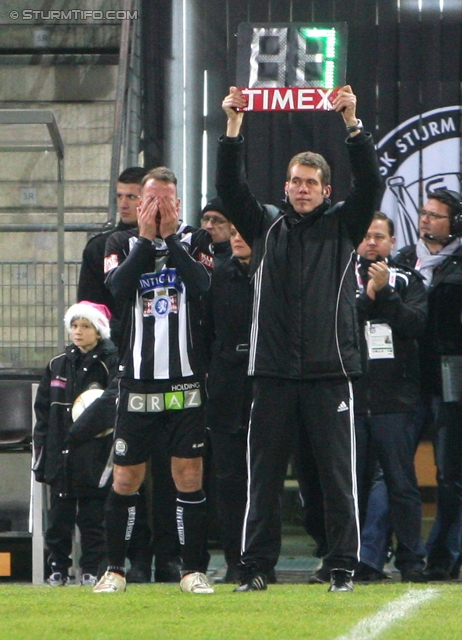 Sturm Graz - Wr. Neustadt
Oesterreichische Fussball Bundesliga, 18. Runde, SK Sturm Graz - SC Wiener Neustadt, Stadion Liebenau Graz, 01.12.2012. 

Foto zeigt Mario Haas (Sturm) und den 4. Offiziellen Thomas Prammer
