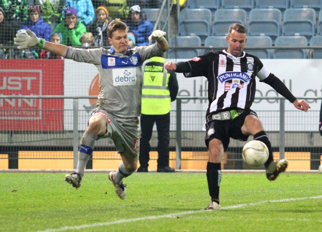 Sturm Graz - Wr. Neustadt
Oesterreichische Fussball Bundesliga, 18. Runde, SK Sturm Graz - SC Wiener Neustadt, Stadion Liebenau Graz, 01.12.2012. 

Foto zeigt Joerg Siebenhandl (Wr. Neustadt) und Mario Haas (Sturm)
