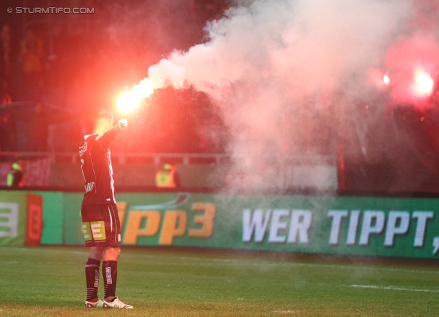 Sturm Graz - Wr. Neustadt
Oesterreichische Fussball Bundesliga, 18. Runde, SK Sturm Graz - SC Wiener Neustadt, Stadion Liebenau Graz, 01.12.2012. 

Foto zeigt Mario Haas (Sturm)
Schlüsselwörter: pyrotechnik