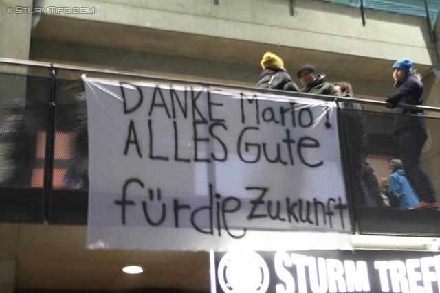 Sturm Graz - Wr. Neustadt
Oesterreichische Fussball Bundesliga, 18. Runde, SK Sturm Graz - SC Wiener Neustadt, Stadion Liebenau Graz, 01.12.2012. 

Foto zeigt Fans von Sturm mit einem Spruchband
