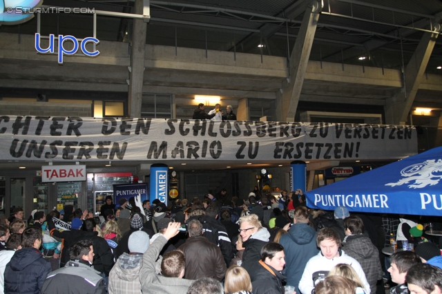 Sturm Graz - Wr. Neustadt
Oesterreichische Fussball Bundesliga, 18. Runde, SK Sturm Graz - SC Wiener Neustadt, Stadion Liebenau Graz, 01.12.2012. 

Foto zeigt Fans von Sturm mit einem Spruchband
