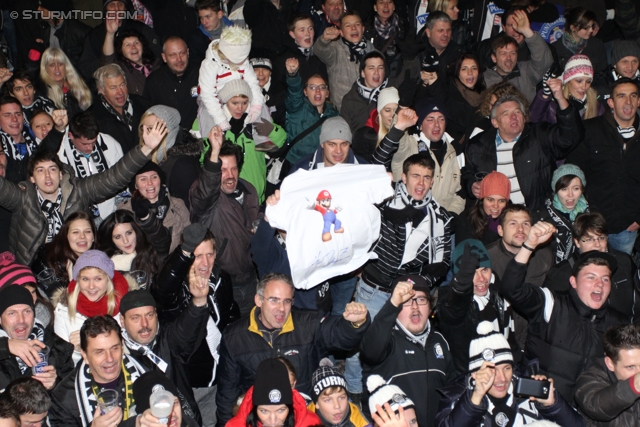 Sturm Graz - Wr. Neustadt
Oesterreichische Fussball Bundesliga, 18. Runde, SK Sturm Graz - SC Wiener Neustadt, Stadion Liebenau Graz, 01.12.2012. 

Foto zeigt Fans von Sturm mit einem Shirt von Mario Haas (Sturm)
