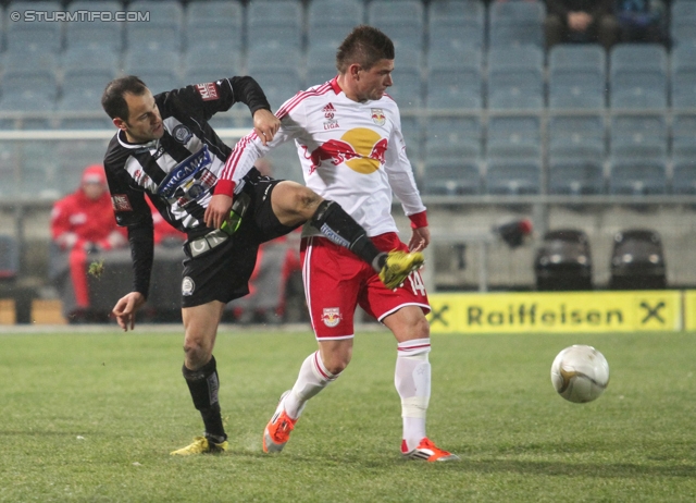 Sturm Graz - RB Salzburg
Oesterreichische Fussball Bundesliga, 19. Runde, SK Sturm Graz - RB Salzburg, Stadion Liebenau Graz, 08.12.2012. 

Foto zeigt Leonhard Kaufmann (Sturm) und Valon Berisha (Salzburg)
