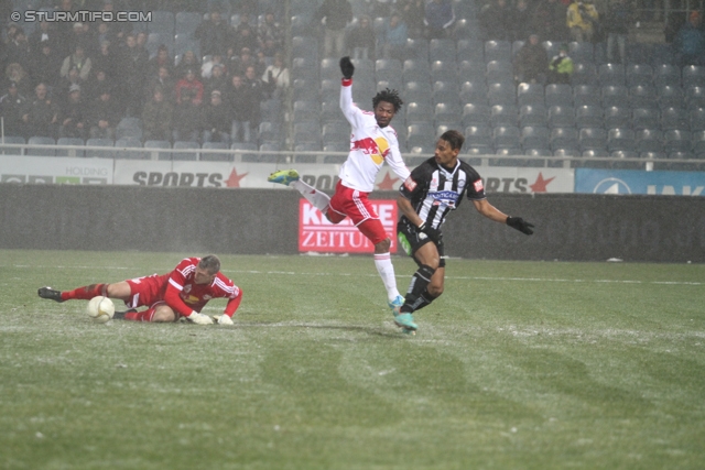 Sturm Graz - RB Salzburg
Oesterreichische Fussball Bundesliga, 19. Runde, SK Sturm Graz - RB Salzburg, Stadion Liebenau Graz, 08.12.2012. 

Foto zeigt Rubin Rafael Okotie (Sturm) und Alexander Walke (Salzburg)
