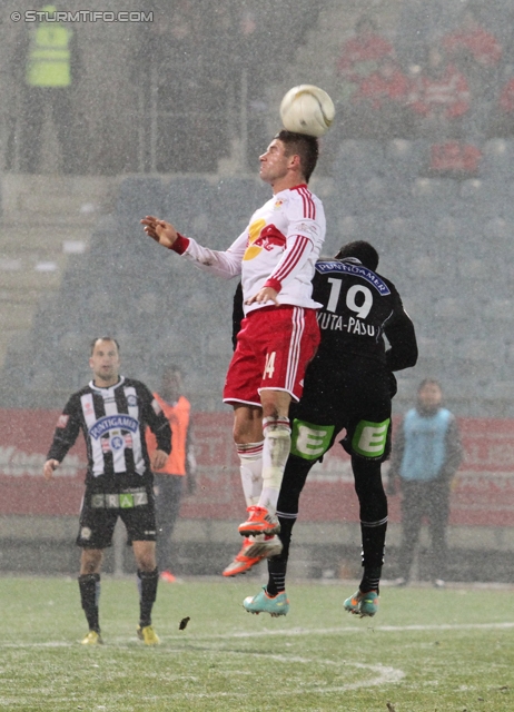 Sturm Graz - RB Salzburg
Oesterreichische Fussball Bundesliga, 19. Runde, SK Sturm Graz - RB Salzburg, Stadion Liebenau Graz, 08.12.2012. 

Foto zeigt Richard Sukuta-Pasu (Sturm) und Valon Berisha (Salzburg)
