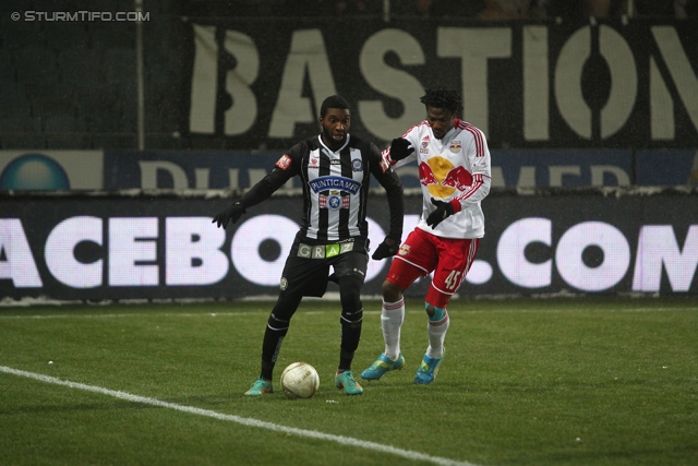 Sturm Graz - RB Salzburg
Oesterreichische Fussball Bundesliga, 19. Runde, SK Sturm Graz - RB Salzburg, Stadion Liebenau Graz, 08.12.2012. 

Foto zeigt Richard Sukuta-Pasu (Sturm) und Isaac Vorsah (Salzburg)
