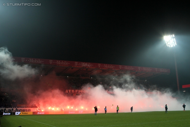 Austria Wien - Sturm Graz
Oesterreichische Fussball Bundesliga, 20. Runde, FK Austria Wien - SK Sturm Graz, Franz-Horr-Stadion Wien, 16.12.2012. 

Foto zeigt Fans von Austria Wien mit einer Choreografie
Schlüsselwörter: pyrotechnik