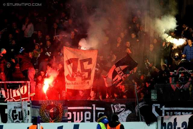 Austria Wien - Sturm Graz
Oesterreichische Fussball Bundesliga, 20. Runde, FK Austria Wien - SK Sturm Graz, Franz-Horr-Stadion Wien, 16.12.2012. 

Foto zeigt Fans von Sturm
Schlüsselwörter: pyrotechnik