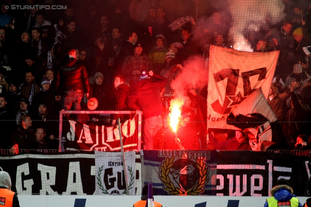 Austria Wien - Sturm Graz
Oesterreichische Fussball Bundesliga, 20. Runde, FK Austria Wien - SK Sturm Graz, Franz-Horr-Stadion Wien, 16.12.2012. 

Foto zeigt Fans von Sturm
Schlüsselwörter: pyrotechnik