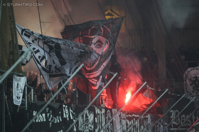 Austria Wien - Sturm Graz
Oesterreichische Fussball Bundesliga, 20. Runde, FK Austria Wien - SK Sturm Graz, Franz-Horr-Stadion Wien, 16.12.2012. 

Foto zeigt Fans von Sturm
Schlüsselwörter: pyrotechnik
