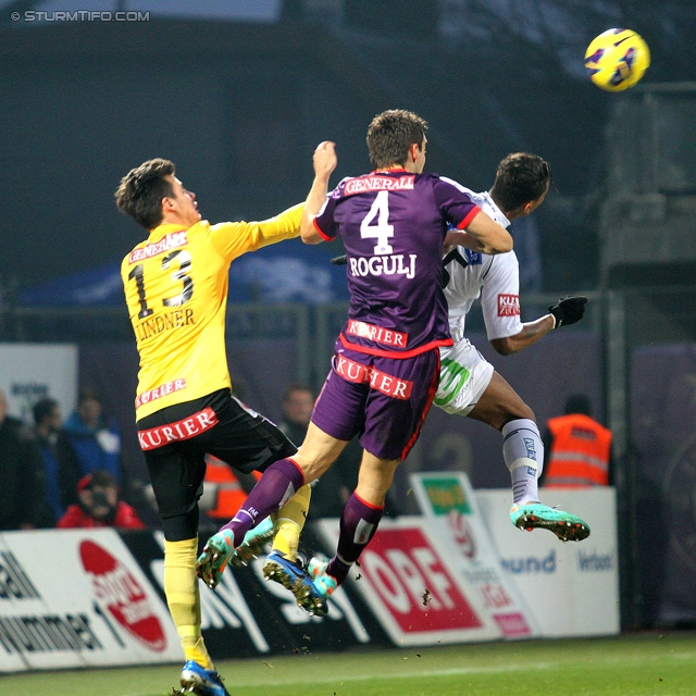 Austria Wien - Sturm Graz
Oesterreichische Fussball Bundesliga, 20. Runde, FK Austria Wien - SK Sturm Graz, Franz-Horr-Stadion Wien, 16.12.2012. 

Foto zeigt Heinz Lindner (Austria), Kaja Rogulj (Austria) und Rubin Rafael Okotie (Sturm)
