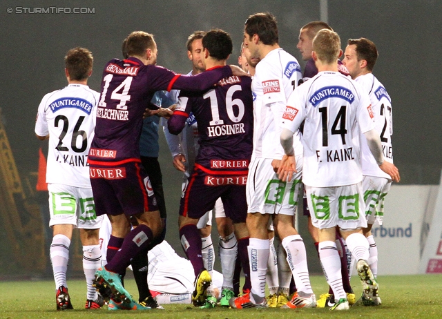 Austria Wien - Sturm Graz
Oesterreichische Fussball Bundesliga, 20. Runde, FK Austria Wien - SK Sturm Graz, Franz-Horr-Stadion Wien, 16.12.2012. 

Foto zeigt Tobias Kainz (Sturm), Manuel Ortlechner (Austria), Philipp Hosiner (Austria) und Florian Kainz (Sturm)
