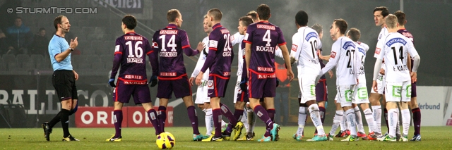 Austria Wien - Sturm Graz
Oesterreichische Fussball Bundesliga, 20. Runde, FK Austria Wien - SK Sturm Graz, Franz-Horr-Stadion Wien, 16.12.2012. 

Foto zeigt Schiedsrichter Oliver Drachta, Philipp Hosiner (Austria), Manuel Ortlechner (Austria), Alexander Gorgon (Austria), Kaja Rogulj (Austria), Richard Sukuta-Pasu (Sturm), Christian Klem (Sturm) und Florian Kainz (Sturm)
