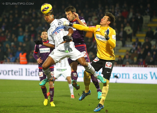 Austria Wien - Sturm Graz
Oesterreichische Fussball Bundesliga, 20. Runde, FK Austria Wien - SK Sturm Graz, Franz-Horr-Stadion Wien, 16.12.2012. 

Foto zeigt Rubin Rafael Okotie (Sturm) und Heinz Lindner (Austria)
