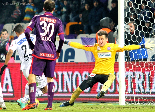 Austria Wien - Sturm Graz
Oesterreichische Fussball Bundesliga, 20. Runde, FK Austria Wien - SK Sturm Graz, Franz-Horr-Stadion Wien, 16.12.2012. 

Foto zeigt Rubin Rafael Okotie (Sturm), Fabian Koch (Austria) und Heinz Lindner (Austria)
Schlüsselwörter: tor