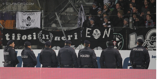 Austria Wien - Sturm Graz
Oesterreichische Fussball Bundesliga, 20. Runde, FK Austria Wien - SK Sturm Graz, Franz-Horr-Stadion Wien, 16.12.2012. 

Foto zeigt Polizei und Fans von Sturm
