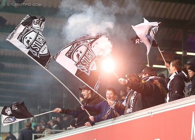 Gratkorn - Sturm Graz
Testspiel,  FC Gratkorn - SK Sturm Graz, Stadion Gratkorn, 12.01.2013. 

Foto zeigt Fans von Sturm
Schlüsselwörter: pyrotechnik