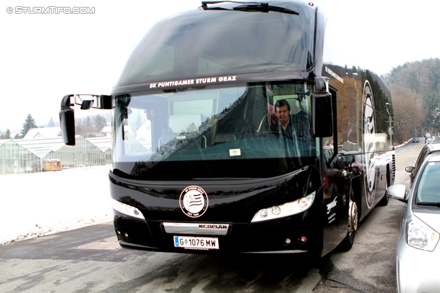 Sturm Mannschaftsbus
Oesterreichische Fussball Bundesliga, SK Sturm Graz Neuer Mannschafsbus, Trainingszentrum Messendorf, 15.02.2013.

Foto zeigt den Mannschaftsbus von Sturm
