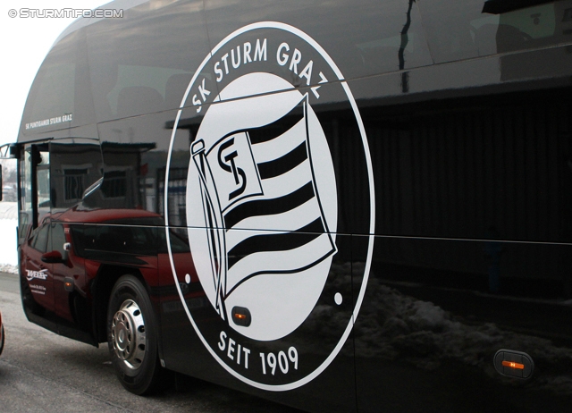 Sturm Mannschaftsbus
Oesterreichische Fussball Bundesliga, SK Sturm Graz Neuer Mannschafsbus, Trainingszentrum Messendorf, 15.02.2013.

Foto zeigt den Mannschaftsbus von Sturm
