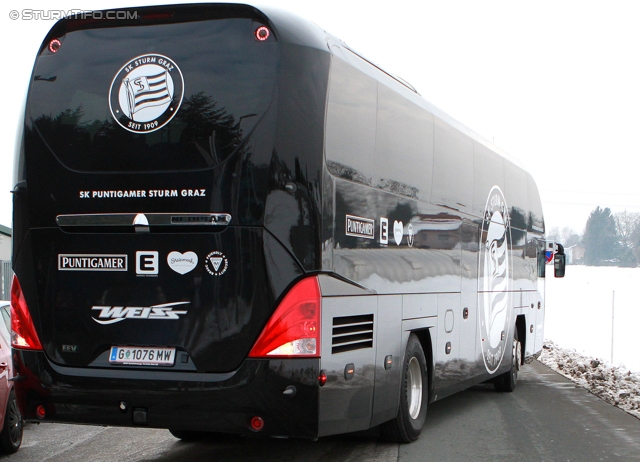 Sturm Mannschaftsbus
Oesterreichische Fussball Bundesliga, SK Sturm Graz Neuer Mannschafsbus, Trainingszentrum Messendorf, 15.02.2013.

Foto zeigt den Mannschaftsbus von Sturm
