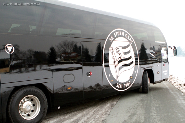 Sturm Mannschaftsbus
Oesterreichische Fussball Bundesliga, SK Sturm Graz Neuer Mannschafsbus, Trainingszentrum Messendorf, 15.02.2013.

Foto zeigt den Mannschaftsbus von Sturm
