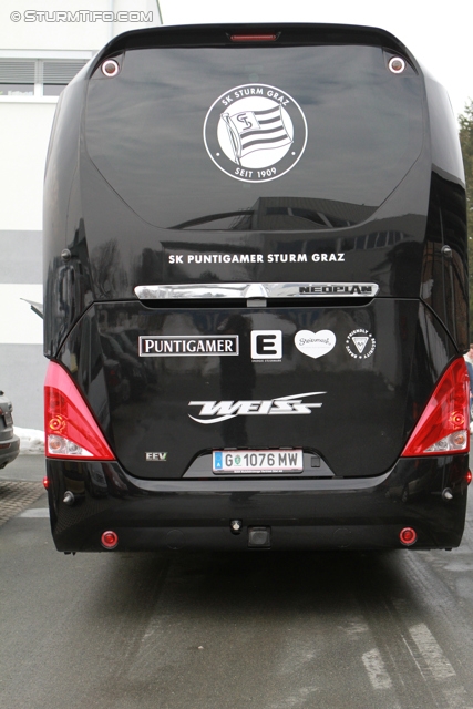 Sturm Mannschaftsbus
Oesterreichische Fussball Bundesliga, SK Sturm Graz Neuer Mannschafsbus, Trainingszentrum Messendorf, 15.02.2013.

Foto zeigt den Mannschaftsbus von Sturm
