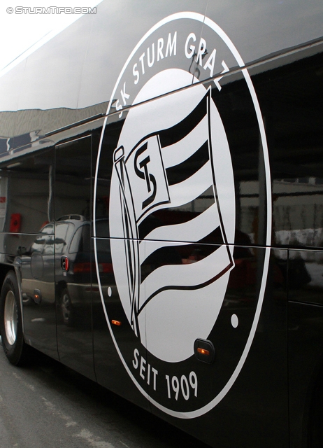 Sturm Mannschaftsbus
Oesterreichische Fussball Bundesliga, SK Sturm Graz Neuer Mannschafsbus, Trainingszentrum Messendorf, 15.02.2013.

Foto zeigt den Mannschaftsbus von Sturm
