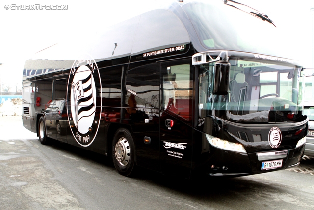 Sturm Mannschaftsbus
Oesterreichische Fussball Bundesliga, SK Sturm Graz Neuer Mannschafsbus, Trainingszentrum Messendorf, 15.02.2013.

Foto zeigt den Mannschaftsbus von Sturm
