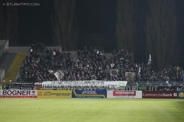 Mattersburg - Sturm Graz
Oesterreichische Fussball Bundesliga, 21. Runde,SV Mattersburg - SK Sturm Graz, Pappelstadion Mattersburg, 16.02.2013. 

Foto zeigt Fans von Sturm mit einem Spruchband
