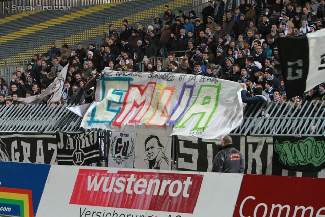 Mattersburg - Sturm Graz
Oesterreichische Fussball Bundesliga, 21. Runde,SV Mattersburg - SK Sturm Graz, Pappelstadion Mattersburg, 16.02.2013. 

Foto zeigt Fans von Sturm mit einem Spruchband
