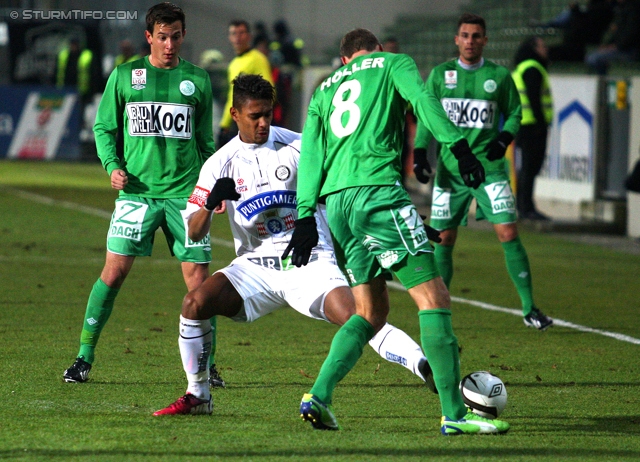 Mattersburg - Sturm Graz
Oesterreichische Fussball Bundesliga, 21. Runde,SV Mattersburg - SK Sturm Graz, Pappelstadion Mattersburg, 16.02.2013. 

Foto zeigt Rubin Rafael Okotie (Sturm) und Alois Hoeller (Mattersburg)
