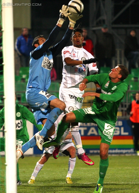 Mattersburg - Sturm Graz
Oesterreichische Fussball Bundesliga, 21. Runde,SV Mattersburg - SK Sturm Graz, Pappelstadion Mattersburg, 16.02.2013. 

Foto zeigt Thomas Borenitsch (Mattersburg) und Rubin Rafael Okotie (Sturm)
