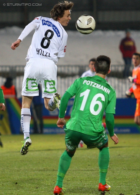 Mattersburg - Sturm Graz
Oesterreichische Fussball Bundesliga, 21. Runde,SV Mattersburg - SK Sturm Graz, Pappelstadion Mattersburg, 16.02.2013. 

Foto zeigt Andreas Hoelzl (Sturm) und Marvin Potzmann (Mattersburg)
