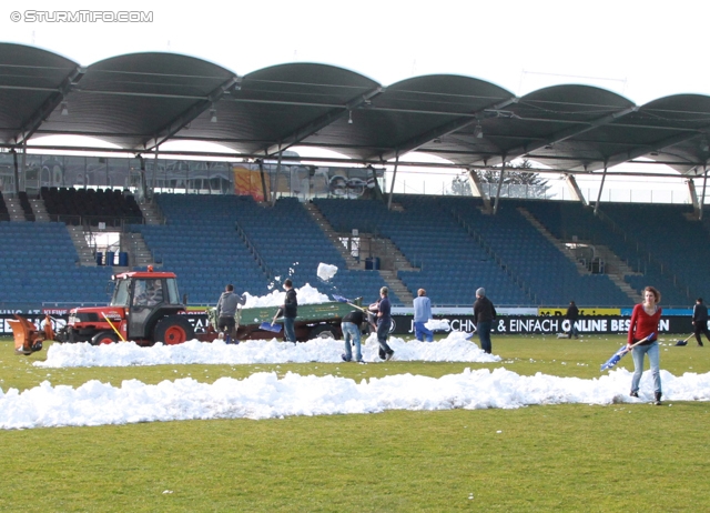 Sturm Graz - Wolfsberg
Oesterreichische Fussball Bundesliga, 22. Runde, SK Sturm Graz - Wolfsberger AC, Stadion Liebenau Graz, 23.02.2013. 

Foto zeigt die Schneeraeumung im Stadion Liebenau
Schlüsselwörter: wetter