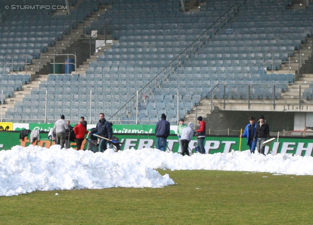 Sturm Graz - Wolfsberg
Oesterreichische Fussball Bundesliga, 22. Runde, SK Sturm Graz - Wolfsberger AC, Stadion Liebenau Graz, 23.02.2013. 

Foto zeigt die Schneeraeumung im Stadion Liebenau
Schlüsselwörter: wetter