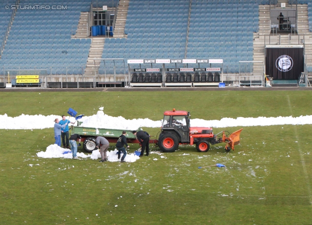 Sturm Graz - Wolfsberg
Oesterreichische Fussball Bundesliga, 22. Runde, SK Sturm Graz - Wolfsberger AC, Stadion Liebenau Graz, 23.02.2013. 

Foto zeigt die Schneeraeumung im Stadion Liebenau
Schlüsselwörter: wetter