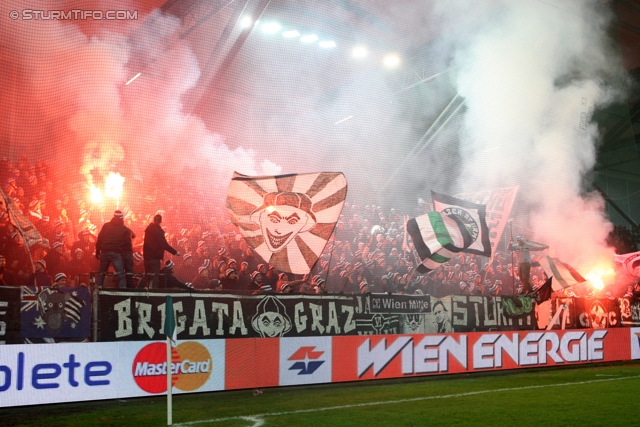 Rapid Wien - Sturm Graz
Oesterreichische Fussball Bundesliga, 23. Runde, SK Rapid Wien - SK Sturm Graz, Gerhard Hanappi Stadion Wien, 23.02.2013. 

Foto zeigt Fans von Sturm
Schlüsselwörter: pyrotechnik