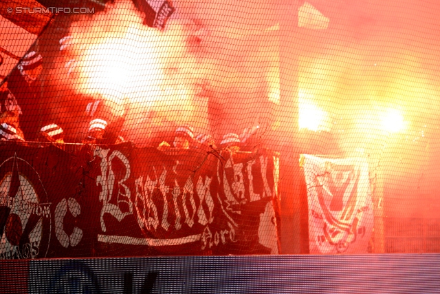 Rapid Wien - Sturm Graz
Oesterreichische Fussball Bundesliga, 23. Runde, SK Rapid Wien - SK Sturm Graz, Gerhard Hanappi Stadion Wien, 23.02.2013. 

Foto zeigt Fans von Sturm
Schlüsselwörter: pyrotechnik