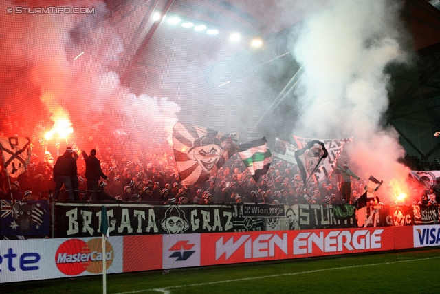 Rapid Wien - Sturm Graz
Oesterreichische Fussball Bundesliga, 23. Runde, SK Rapid Wien - SK Sturm Graz, Gerhard Hanappi Stadion Wien, 23.02.2013. 

Foto zeigt Fans von Sturm
Schlüsselwörter: pyrotechnik