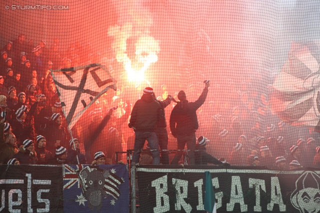 Rapid Wien - Sturm Graz
Oesterreichische Fussball Bundesliga, 23. Runde, SK Rapid Wien - SK Sturm Graz, Gerhard Hanappi Stadion Wien, 23.02.2013. 

Foto zeigt Fans von Sturm
Schlüsselwörter: pyrotechnik