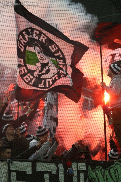 Rapid Wien - Sturm Graz
Oesterreichische Fussball Bundesliga, 23. Runde, SK Rapid Wien - SK Sturm Graz, Gerhard Hanappi Stadion Wien, 23.02.2013. 

Foto zeigt Fans von Sturm
Schlüsselwörter: pyrotechnik