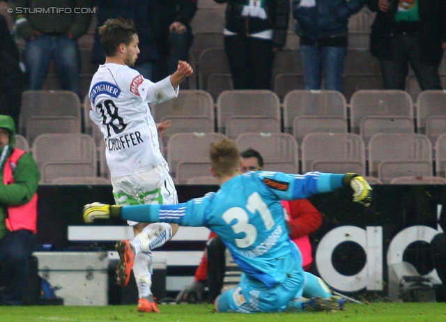 Rapid Wien - Sturm Graz
Oesterreichische Fussball Bundesliga, 23. Runde, SK Rapid Wien - SK Sturm Graz, Gerhard Hanappi Stadion Wien, 23.02.2013. 

Foto zeigt David Schloffer (Sturm) und Lukas Koenigshofer (Rapid)
