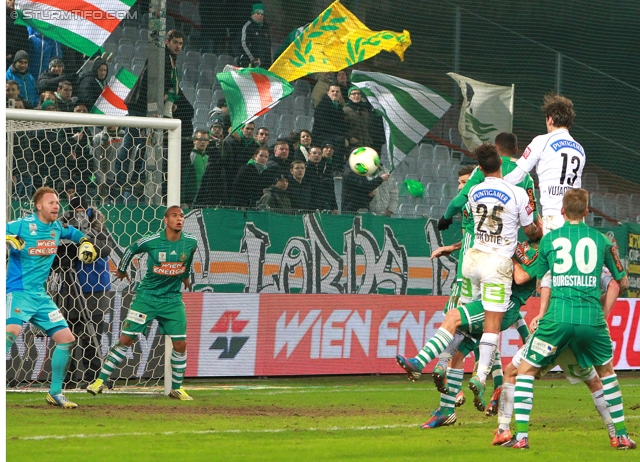 Rapid Wien - Sturm Graz
Oesterreichische Fussball Bundesliga, 23. Runde, SK Rapid Wien - SK Sturm Graz, Gerhard Hanappi Stadion Wien, 23.02.2013. 

Foto zeigt Lukas Koenigshofer (Rapid), Rubin Rafael Okotie (Sturm), Nikola Vujadinovic (Sturm) und Guido Burgstaller (Rapid)
Schlüsselwörter: tor kopfball